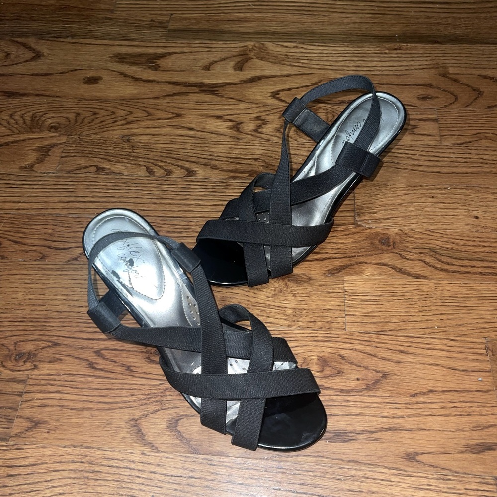 Women’s black strap heels!